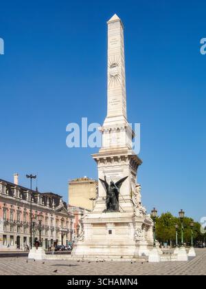 Lisbona, Portogallo. Piazza Prac dos Restauradores con il Monumento alla Restaurazione dell'indipendenza nel 1640 e la tipica decorazione portoghese lastricata Foto Stock