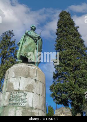 Guimaraes, Portogallo. Statua del re Dom Afonso Henriques. Primo re portoghese nel XII secolo, con una spada e un'armatura a catena, timone Foto Stock