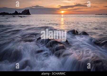 Tramonto da Hartland Quay nel Devonshire, Inghilterra Foto Stock