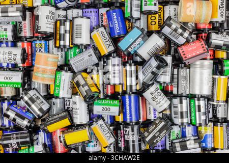 Dieren, Paesi Bassi - 27 ottobre 2023: Cartucce per pellicole da 35 mm vintage Kodak, Fujifilm e altri marchi a Dieren, Paesi Bassi Foto Stock