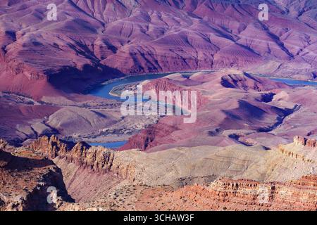 Fiume Colorado che scorre attraverso il Grand Canyon visto da Lipan Point del South Rim del Parco Nazionale del Grand Canyon in Arizona Foto Stock