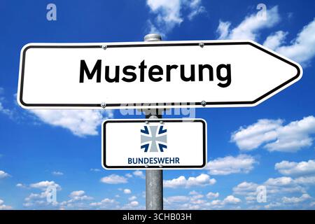 Baviera, Germania - 1 settembre 2025: FOTOMONTAGGIO, cartello di fronte al cielo blu con logo della Bundeswehr e iscrizione: Muster *** FOTOMONTAGE, Wegweiser Schild vor blauem Himmel mit logo der Bundeswehr und Aufschrift: Musterung Foto Stock