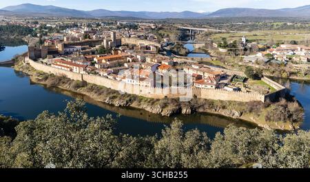Paesaggio con vista sulla città fortificata di Buitrago del Lozoya e sul fiume dalle montagne di madrid, Spagna Foto Stock