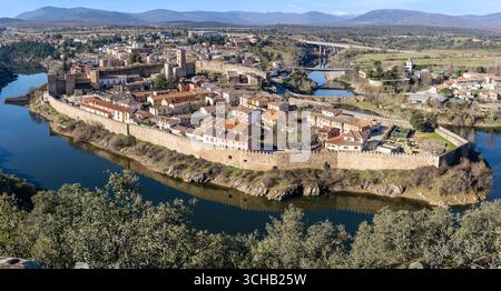 Paesaggio con vista sulla città fortificata di Buitrago del Lozoya e sul fiume dalle montagne di madrid, Spagna Foto Stock