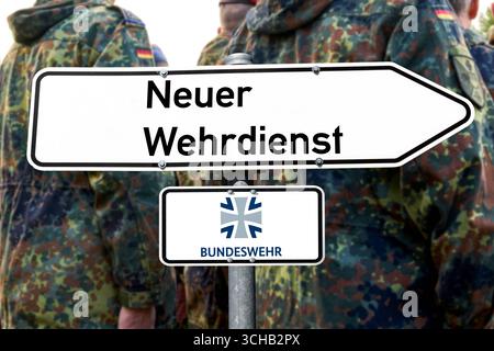 Baviera, Germania - 1 settembre 2025: FOTOMONTAGGIO, cartello di fronte ai soldati della Bundeswehr e iscrizione: Nuovo servizio militare *** FOTOMONTAGE, Wegweiser Schild vor Soldaten der Bundeswehr und der Aufschrift: Neuer Wehrdienst Foto Stock