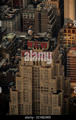 L'iconico cartello "New Yorker" incorona l'hotel Art Deco sopra Midtown Manhattan, New York City, visto da un alto punto panoramico al crepuscolo. Foto Stock