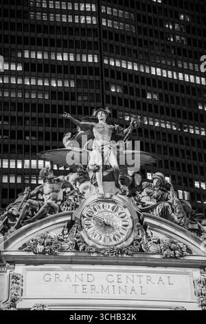 La statua di mercurio, Minerva ed Ercole e l'orologio Tiffany in cima al Grand Central Terminal di notte. Foto Stock