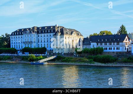 Il castello di Engers è una residenza barocca situata sulle rive del Reno. Costruito nel XVIII secolo, contiene strumenti musicali e dipinti Foto Stock