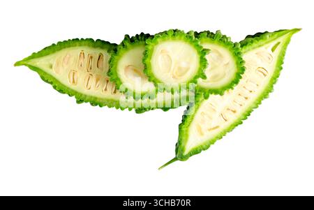 Due metà con tre strati di gourd amaro in pila sono isolate su sfondo bianco con percorso di ritaglio. Foto Stock