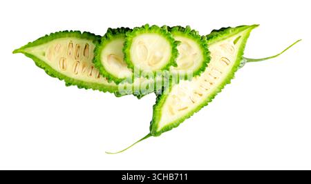 Due metà con tre strati di gourd amaro in pila sono isolate su sfondo bianco con percorso di ritaglio. Foto Stock