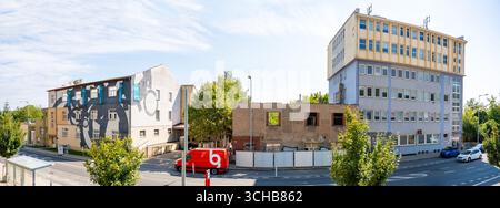 Praga, repubblica Ceca - 27 agosto 2025: Demolizione di vecchi edifici in strada a Praga, solo facciate. Trasformazione urbana, cambiamento architettonico Foto Stock