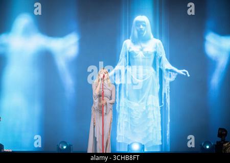 Parigi, Francia. 22 agosto 2025. Aurora Aksnes, conosciuta come Mononymously, la cantautrice norvegese si esibisce dal vivo sul palco del festival musicale Rock en Seine. Credito: SOPA Images Limited/Alamy Live News Foto Stock