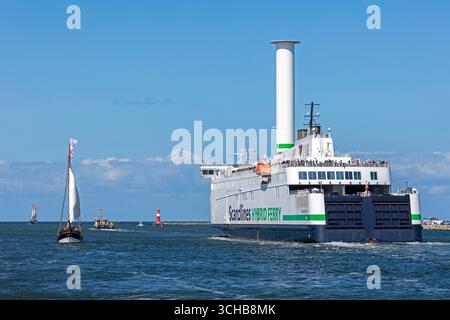 Scandlines Hybrid Ferry, barche a vela, faro, Hanse-Sail, Lower Warnow, Warnemünde, Rostock, Meclemburgo-Vorpommern, Germania Foto Stock