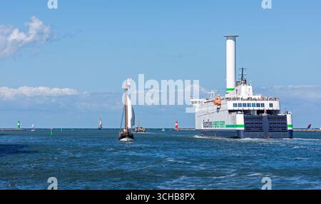 Scandlines Hybrid Ferry, barche a vela, faro, Hanse-Sail, Lower Warnow, Warnemünde, Rostock, Meclemburgo-Vorpommern, Germania Foto Stock