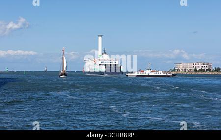 Scandlines Hybrid Ferry, barche a vela, faro, traghetto Warnow, Hanse-Sail, Lower Warnow, Warnemünde, Rostock, Meclemburgo-Vorpommern, Germania Foto Stock