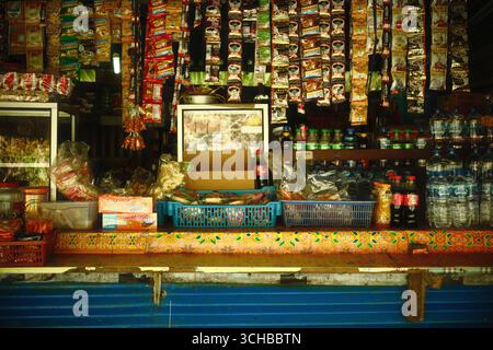 Munduk , Bali, Indonesia – 29 agosto 2025: Un tradizionale negozio indonesiano o warung che vende spuntini, bevande istantanee e prodotti giornalieri Foto Stock