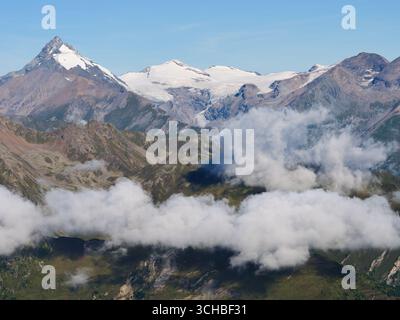 VISTA AEREA. Grossglockner (picco più a sinistra) vista da sud-est. È la vetta più alta dell'Austria (3798 m) e il ghiacciaio Pasterze (il più lungo dell'Austria). Foto Stock