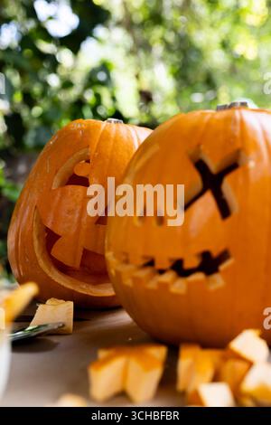 Halloween Time, zucche scolpite con volti spaventosi in mostra sul ponte durante le festività autunnali. Halloween, Jack-o'-lantern, celebrazione, tradizione, de Foto Stock
