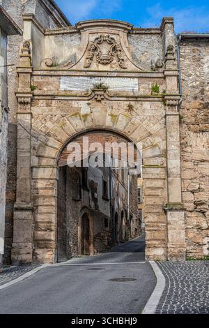 Porta Sant'Agata o porta del Borgo. In cima, un'epigrafe attesta la presenza di un Senato a Ferentino. Provincia di Frosinone, Lazio, Italia Foto Stock