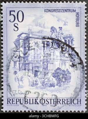 Timbro cancellato stampato dall'Austria, che mostra il Centro Congressi Hofburg, Vienna, emesso intorno al 1975. Foto Stock