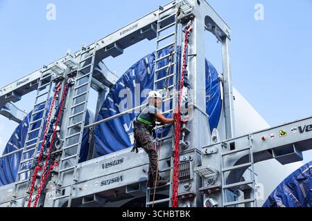Constanta, Romania - 08.03.2022 - carico e messa in sicurezza nel porto marittimo della Romania con le pale dei mulini a vento Vestas su una nave da carico. Foto Stock