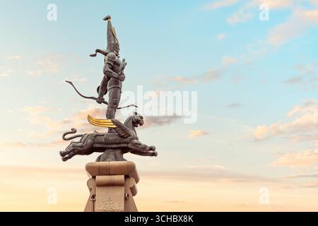 22 giugno 2025, Almaty, Kazakistan: Guerriero d'Oro sul Gattopardo alato in cima al Monumento all'indipendenza in Piazza della Repubblica Foto Stock