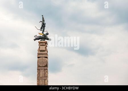 22 giugno 2025, Almaty, Kazakistan: Guerriero d'Oro sul Gattopardo alato in cima al Monumento all'indipendenza in Piazza della Repubblica Foto Stock