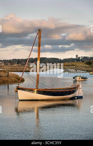 tradizionale gommone a vela sull'ormeggio oscillante, staithe ovarica di burnham, norfolk, inghilterra Foto Stock