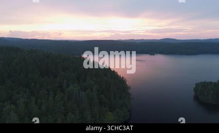 Splendida vista aerea al tramonto con un lago Foto Stock