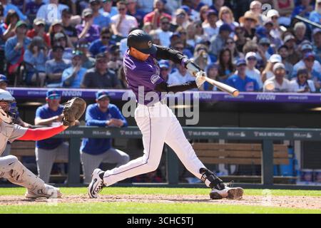 Agosto 31 2025: Ryan Ritter (8) batte un doppio durante la partita tra Chicago Cubs e Colorado Rockies tenutasi al Coors Field di Denver Co. David Seelig/Cal Sport medi Foto Stock