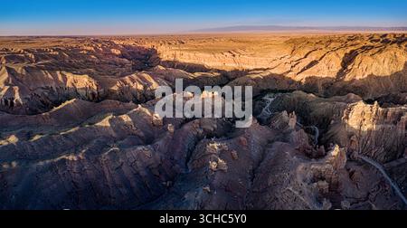 Vista aerea delle colorate formazioni rocciose stratificate del Charyn Canyon al tramonto, una meraviglia naturale mozzafiato in Kazakistan Foto Stock