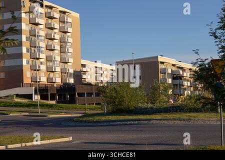 Storica zona residenziale vicino al centro di Kiruna, Svezia, fotografata durante la colorata stagione autunnale. Foto Stock