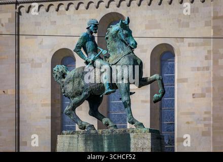 Storica statua equestre in bronzo di Hans Waldmann, un monumento del 1937 con la tradizionale architettura europea nell'Altstadt, Zurigo, Svizzera Foto Stock