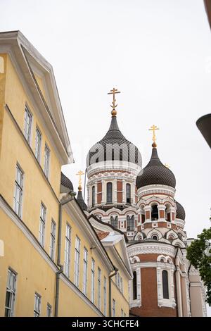 Cattedrale ortodossa con cupole a cipolla nella città vecchia di Tallinn, Estonia Foto Stock