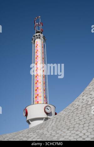 Moderna torre di telecomunicazione con display a LED colorato sul cielo blu di Helsinki Foto Stock