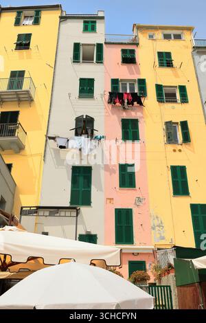 274 facciate colorate di case a torre strette di epoca genovese su via calata Doria di fronte al bacino interno del porto. Porto Venere-Liguria. Foto Stock