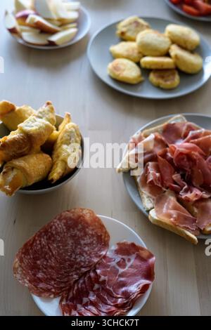 Una collezione di vari stuzzichini splendidamente disposti su un tavolo di legno Foto Stock