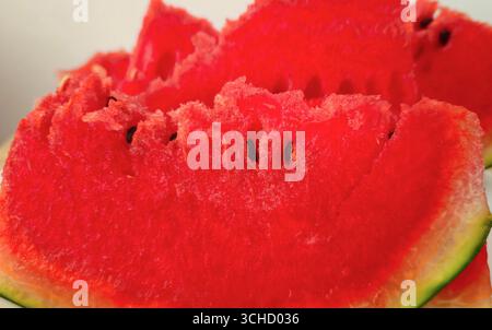 Primo piano di pezzi di anguria rossa maturi su sfondo bianco Foto Stock