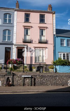 Case a schiera sulla Main Street a Pembroke, Galles occidentale, Regno Unito Foto Stock