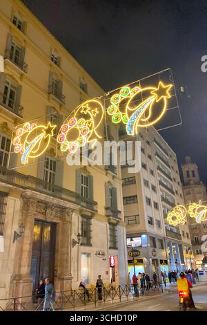 MALAGA, SPAGNA - 21 DICEMBRE 2024: Il centro della città risplende di incantevoli decorazioni natalizie, creando un paese delle meraviglie festose a Malaga, Spagna Foto Stock