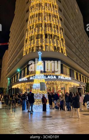 MALAGA, SPAGNA - 21 DICEMBRE 2024: Il centro della città risplende di incantevoli decorazioni natalizie, creando un paese delle meraviglie festose a Malaga, Spagna Foto Stock