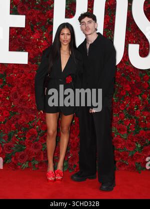 Londra, Regno Unito. Emily Faye Miller e Cam Holmes alla premiere britannica di Roses. Odeon Luxe. Leicester Square. 28 agosto 2025. Rif: LMK11-S290825-001. Steve Bealing/Landmark Media WWW.LMKMEDIA.COM Foto Stock