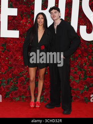Londra, Regno Unito. Emily Faye Miller e Cam Holmes alla premiere britannica di Roses. Odeon Luxe. Leicester Square. 28 agosto 2025. Rif: LMK11-S290825-001. Steve Bealing/Landmark Media WWW.LMKMEDIA.COM Foto Stock