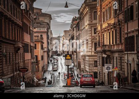 ROMA, ITALIA - 18 GENNAIO 2025: Scheda elettronica "ZTL attiva", che indica che la zona a traffico limitato è attiva nella vecchia roma controllando gli accessi al centro città Foto Stock