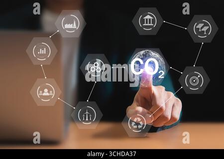Il concetto di emissioni zero di carbonio riduce le emissioni di CO2, riducendo il riscaldamento globale. Obiettivo di zero emissioni nette di carbonio 2050 Foto Stock