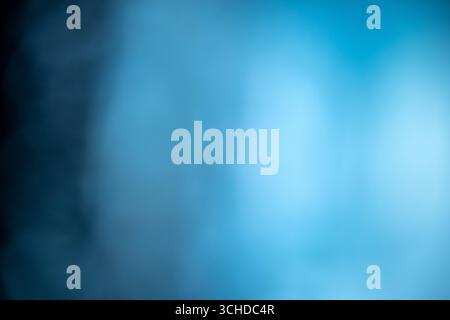 Sfondo sfumato liscio e sfocato con una miscela di blu e turchese, che crea un ambiente vivace e moderno. Sfondo per il design Foto Stock