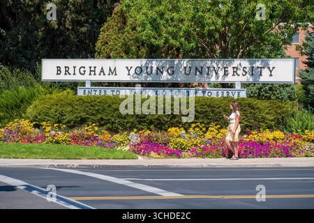 Provo, Utah - 1 settembre 2025: Una donna passa l'ingresso alla Brigham Young University, un'università privata gestita dalla Chiesa mormone. Foto Stock