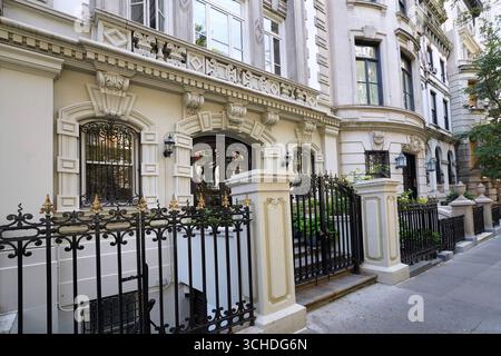 Eleganti vecchie case cittadine o appartamenti in stile Beaux-Arts francese nell'area dell'Upper East Side del quartiere storico di Manhattan Foto Stock
