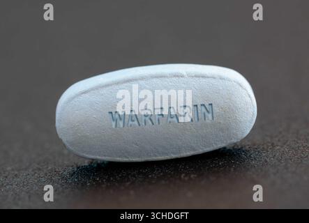 Warfarin un anticoagulante usato per prevenire coaguli di sangue in varie condizioni. capsule Foto Stock