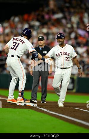 Dave Clark (23), primo allenatore base degli Houston Astros, si congratula con l'esterno degli Houston Astros Jacob Melton (31) per aver colpito un singolo nel secondo inning durante una partita della MLB contro i Colorado Rockies martedì 26 agosto 2025 a Daikin Park. I Rockies hanno battuto in finale gli Astros 6-1. (Tom Walko/immagine dello sport) Foto Stock